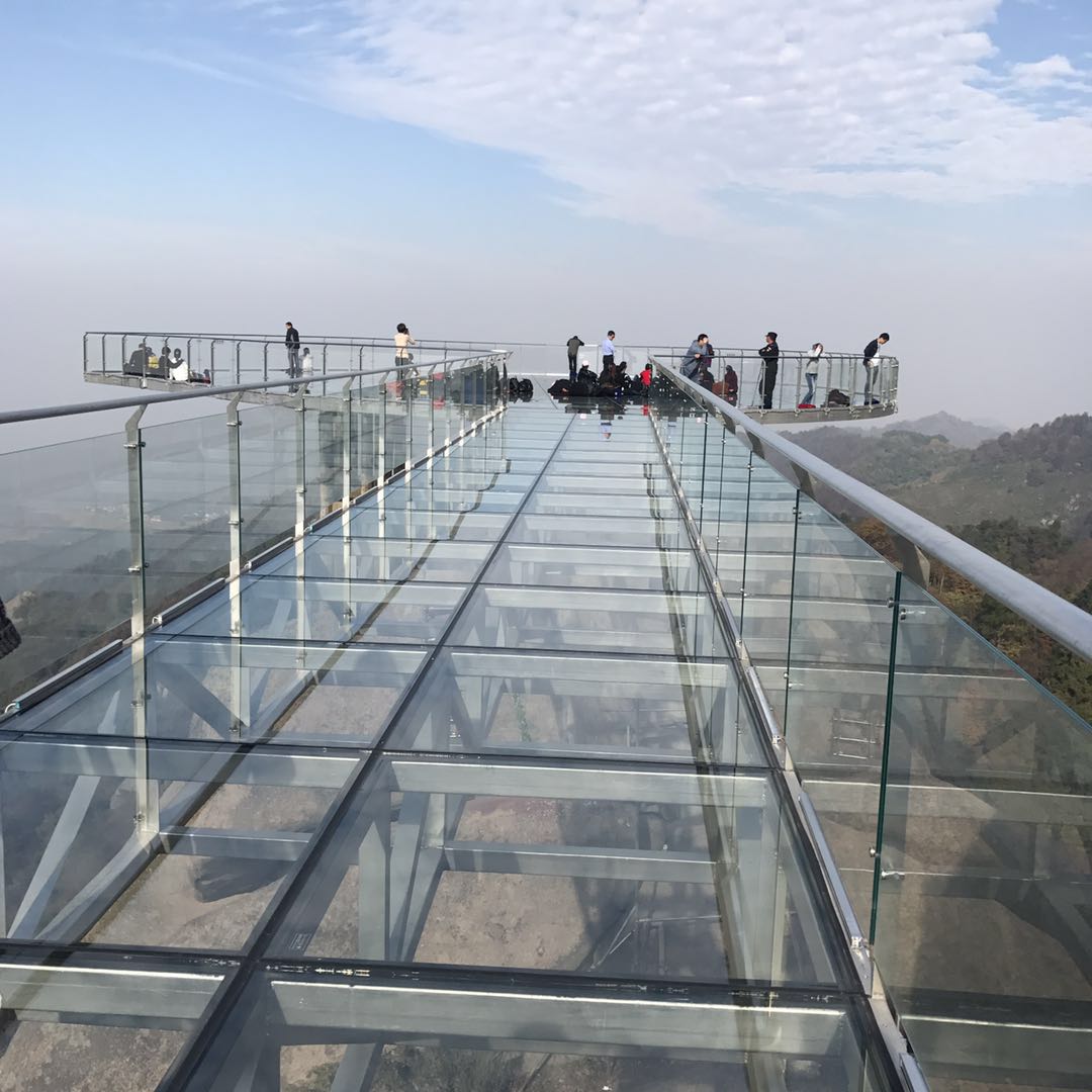 悬空27米！这座耗资上亿的玻璃平台开放|悬空|玻璃桥|万丈崖_新浪新闻